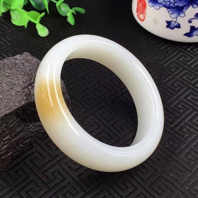 和田玉和翡翠的价格,买和田玉好还是翡翠好-第1张图片-翡翠网 和田玉和翡翠的价格,买和田玉好还是翡翠好-第1张图片-翡翠网