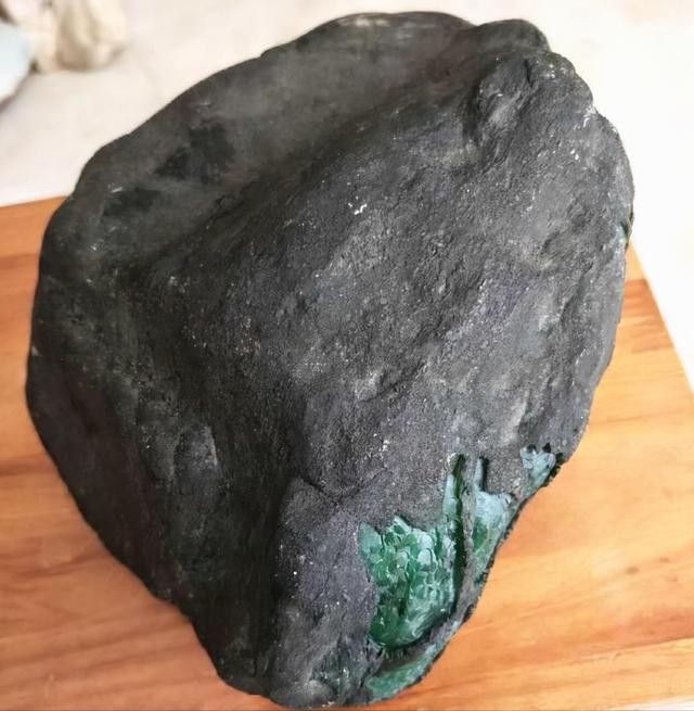 翡翠原石的黑糊,翡翠的原石在哪里-第1张图片-翡翠网 翡翠原石的黑糊,翡翠的原石在哪里-第1张图片-翡翠网