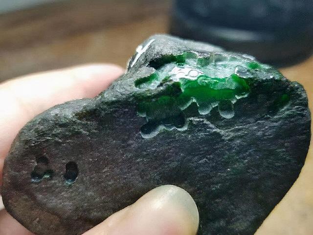 翡翠原石的黑糊,翡翠的原石在哪里-第2张图片-翡翠网 翡翠原石的黑糊,翡翠的原石在哪里-第2张图片-翡翠网