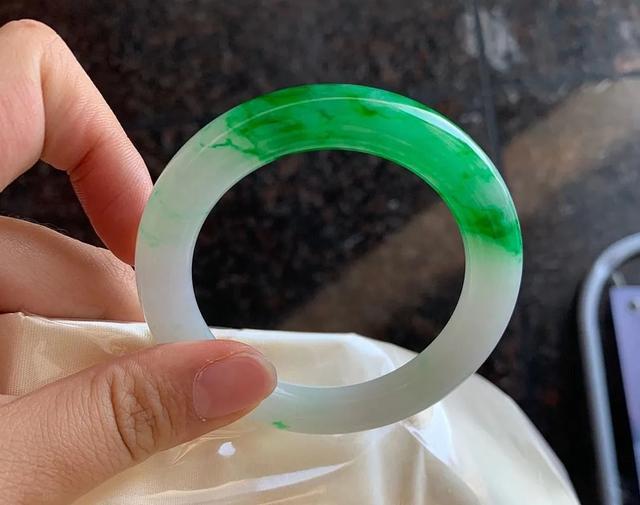 翡翠玉石基础知识,翡翠知识资源-第9张图片-翡翠网 翡翠玉石基础知识,翡翠知识资源-第9张图片-翡翠网