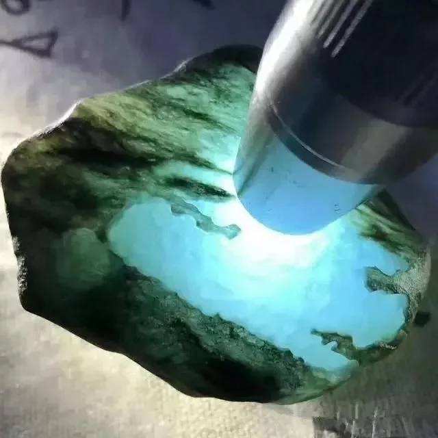能看穿翡翠原石的人,翡翠原石在哪里能找到-第2张图片-翡翠网 能看穿翡翠原石的人,翡翠原石在哪里能找到-第2张图片-翡翠网