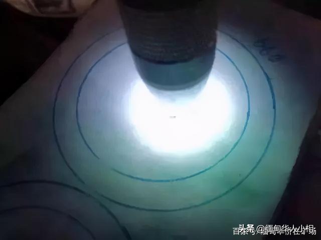 真正的金丝种翡翠图片,1万元左右的金丝种翡翠手镯-第5张图片-翡翠网 真正的金丝种翡翠图片,1万元左右的金丝种翡翠手镯-第5张图片-翡翠网