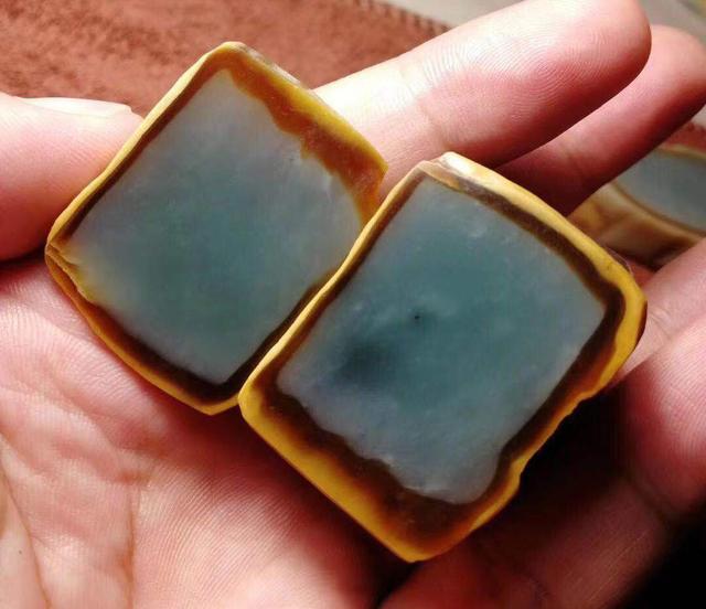 木那翡翠原石的白蟒翡翠黑皮壳黑蟒带-第2张图片-翡翠网 木那翡翠原石的白蟒翡翠黑皮壳黑蟒带-第2张图片-翡翠网