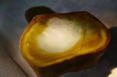 木那翡翠原石的白蟒翡翠黑皮壳黑蟒带-第4张图片-翡翠网 木那翡翠原石的白蟒翡翠黑皮壳黑蟒带-第4张图片-翡翠网