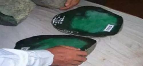 木那翡翠原石的白蟒翡翠黑皮壳黑蟒带-第5张图片-翡翠网 木那翡翠原石的白蟒翡翠黑皮壳黑蟒带-第5张图片-翡翠网