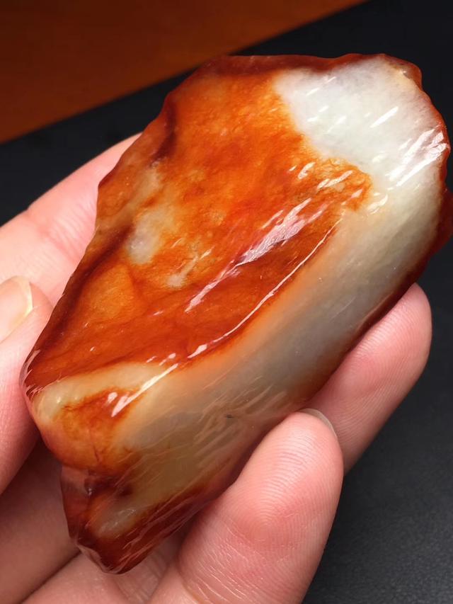 木那翡翠原石的白蟒翡翠黑皮壳黑蟒带-第6张图片-翡翠网 木那翡翠原石的白蟒翡翠黑皮壳黑蟒带-第6张图片-翡翠网