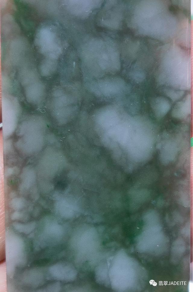 翡翠原石图片翡翠原石开窗为棉絮状-第1张图片-翡翠网