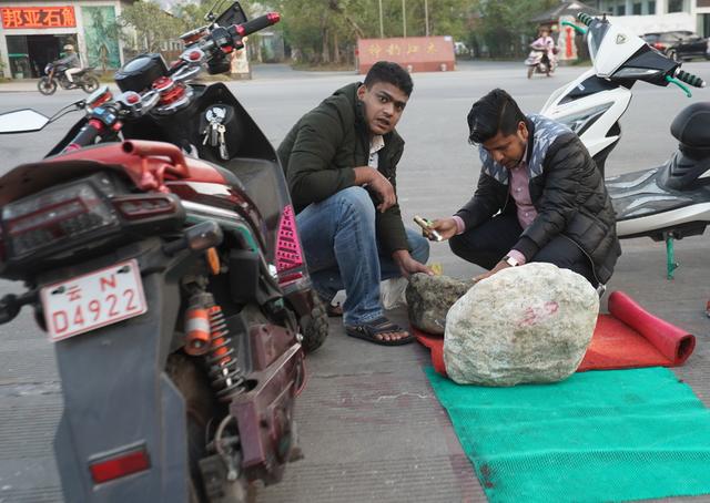 高端翡翠原石哪里买,边境买翡翠原石-第4张图片-翡翠网 高端翡翠原石哪里买,边境买翡翠原石-第4张图片-翡翠网
