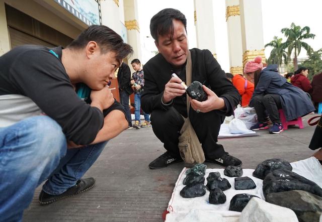 高端翡翠原石哪里买,边境买翡翠原石-第8张图片-翡翠网 高端翡翠原石哪里买,边境买翡翠原石-第8张图片-翡翠网