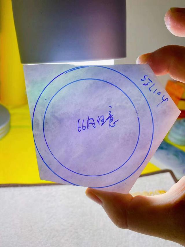 翡翠带底色贵还是不带贵,春彩底色翡翠原石-第1张图片-翡翠网 翡翠带底色贵还是不带贵,春彩底色翡翠原石-第1张图片-翡翠网