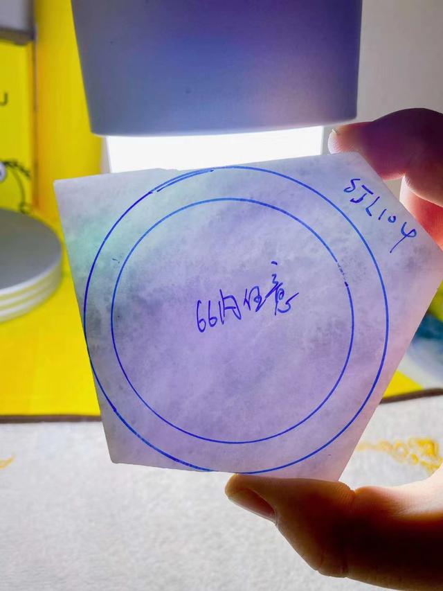 翡翠带底色贵还是不带贵,春彩底色翡翠原石-第2张图片-翡翠网 翡翠带底色贵还是不带贵,春彩底色翡翠原石-第2张图片-翡翠网