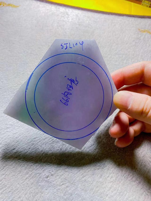 翡翠带底色贵还是不带贵,春彩底色翡翠原石-第3张图片-翡翠网 翡翠带底色贵还是不带贵,春彩底色翡翠原石-第3张图片-翡翠网