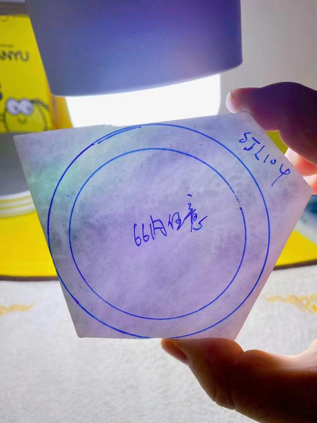 翡翠带底色贵还是不带贵,春彩底色翡翠原石-第4张图片-翡翠网 翡翠带底色贵还是不带贵,春彩底色翡翠原石-第4张图片-翡翠网