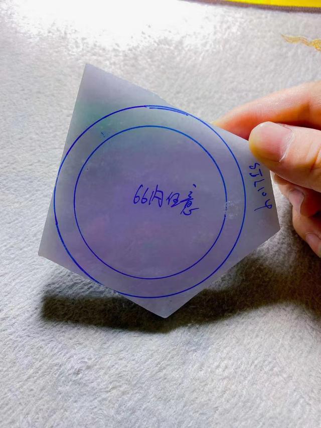 翡翠带底色贵还是不带贵,春彩底色翡翠原石-第5张图片-翡翠网 翡翠带底色贵还是不带贵,春彩底色翡翠原石-第5张图片-翡翠网