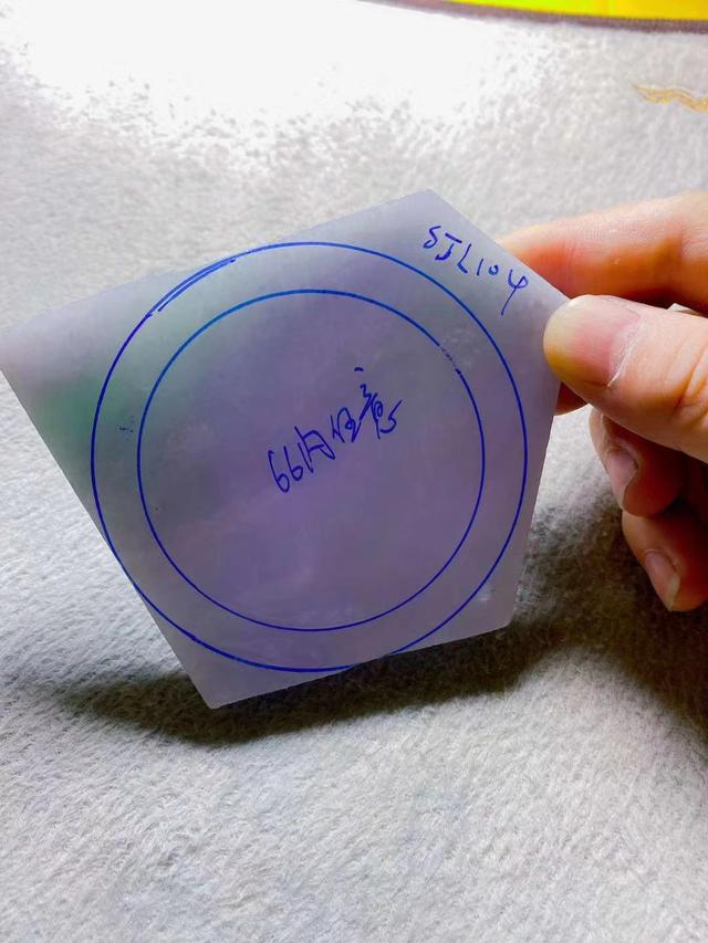 翡翠带底色贵还是不带贵,春彩底色翡翠原石-第6张图片-翡翠网 翡翠带底色贵还是不带贵,春彩底色翡翠原石-第6张图片-翡翠网