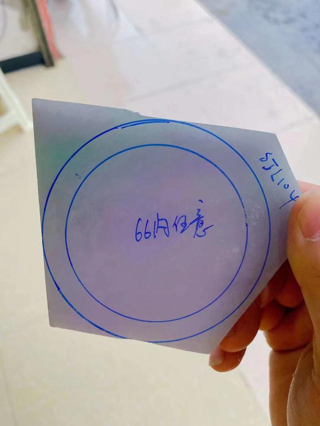 翡翠带底色贵还是不带贵,春彩底色翡翠原石-第7张图片-翡翠网 翡翠带底色贵还是不带贵,春彩底色翡翠原石-第7张图片-翡翠网