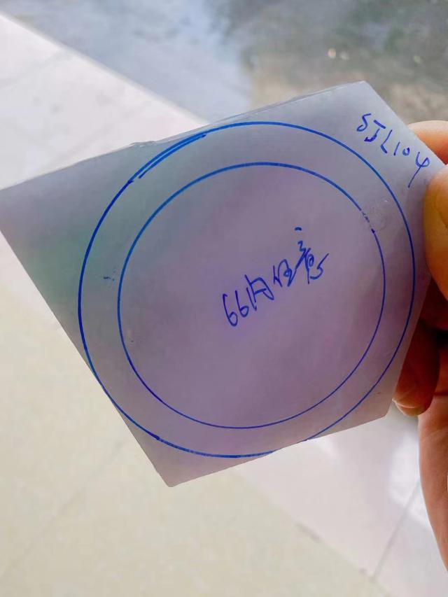 翡翠带底色贵还是不带贵,春彩底色翡翠原石-第8张图片-翡翠网 翡翠带底色贵还是不带贵,春彩底色翡翠原石-第8张图片-翡翠网