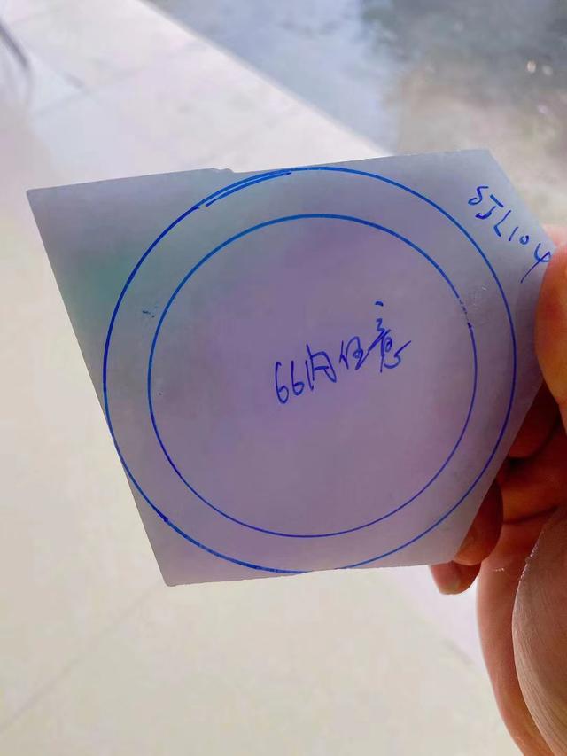 翡翠带底色贵还是不带贵,春彩底色翡翠原石-第9张图片-翡翠网 翡翠带底色贵还是不带贵,春彩底色翡翠原石-第9张图片-翡翠网