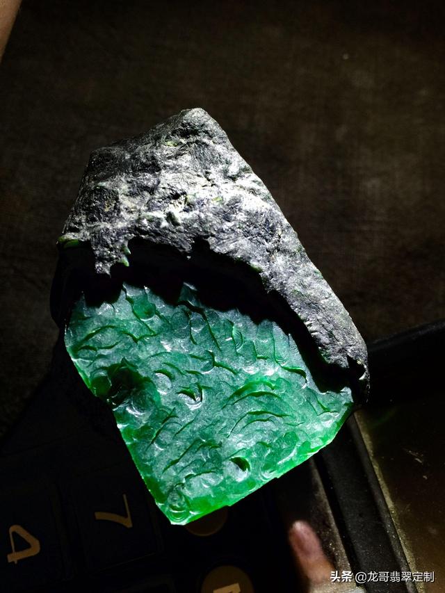什么是翡翠原石,翡翠原石蟒皮是什么-第1张图片-翡翠网 什么是翡翠原石,翡翠原石蟒皮是什么-第1张图片-翡翠网