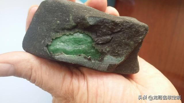 什么是翡翠原石,翡翠原石蟒皮是什么-第2张图片-翡翠网 什么是翡翠原石,翡翠原石蟒皮是什么-第2张图片-翡翠网