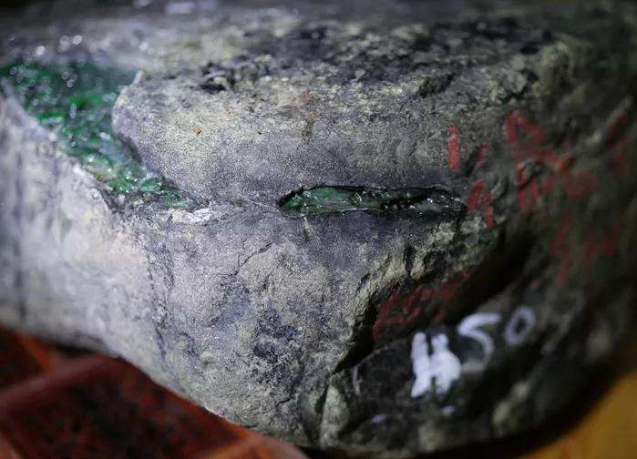 蟒袍玉带的翡翠原石的简单介绍-第1张图片-翡翠网 蟒袍玉带的翡翠原石的简单介绍-第1张图片-翡翠网