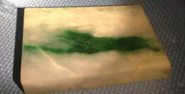 蟒袍玉带的翡翠原石的简单介绍-第2张图片-翡翠网 蟒袍玉带的翡翠原石的简单介绍-第2张图片-翡翠网