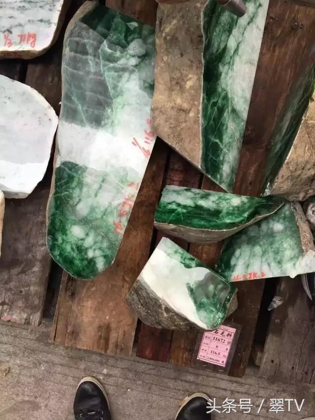 翡翠公盘中标价格表今年翡翠公盘标王图片-第8张图片-翡翠网 翡翠公盘中标价格表今年翡翠公盘标王图片-第8张图片-翡翠网