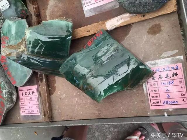 翡翠公盘中标价格表今年翡翠公盘标王图片-第12张图片-翡翠网 翡翠公盘中标价格表今年翡翠公盘标王图片-第12张图片-翡翠网