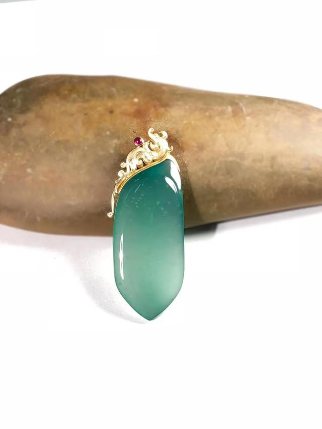 冰种蓝水的翡翠好吗蓝水翡翠的基本知识-第2张图片-翡翠网 冰种蓝水的翡翠好吗蓝水翡翠的基本知识-第2张图片-翡翠网