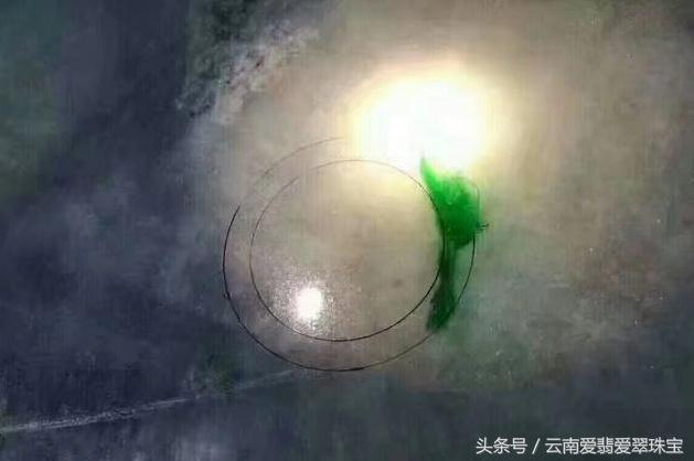 翡翠的原石在哪里一吨翡翠原石有多少-第2张图片-翡翠网 翡翠的原石在哪里一吨翡翠原石有多少-第2张图片-翡翠网