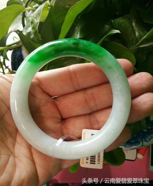 翡翠的原石在哪里一吨翡翠原石有多少-第3张图片-翡翠网 翡翠的原石在哪里一吨翡翠原石有多少-第3张图片-翡翠网