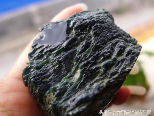 翡翠的原石在哪里一吨翡翠原石有多少-第5张图片-翡翠网 翡翠的原石在哪里一吨翡翠原石有多少-第5张图片-翡翠网