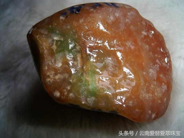 翡翠的原石在哪里一吨翡翠原石有多少-第7张图片-翡翠网 翡翠的原石在哪里一吨翡翠原石有多少-第7张图片-翡翠网