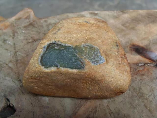 冰种翡翠原石特点,翡翠冰种辨别-第3张图片-翡翠网 冰种翡翠原石特点,翡翠冰种辨别-第3张图片-翡翠网