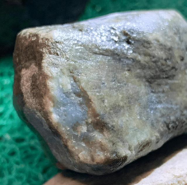 冰种翡翠原石特点,翡翠冰种辨别-第8张图片-翡翠网 冰种翡翠原石特点,翡翠冰种辨别-第8张图片-翡翠网