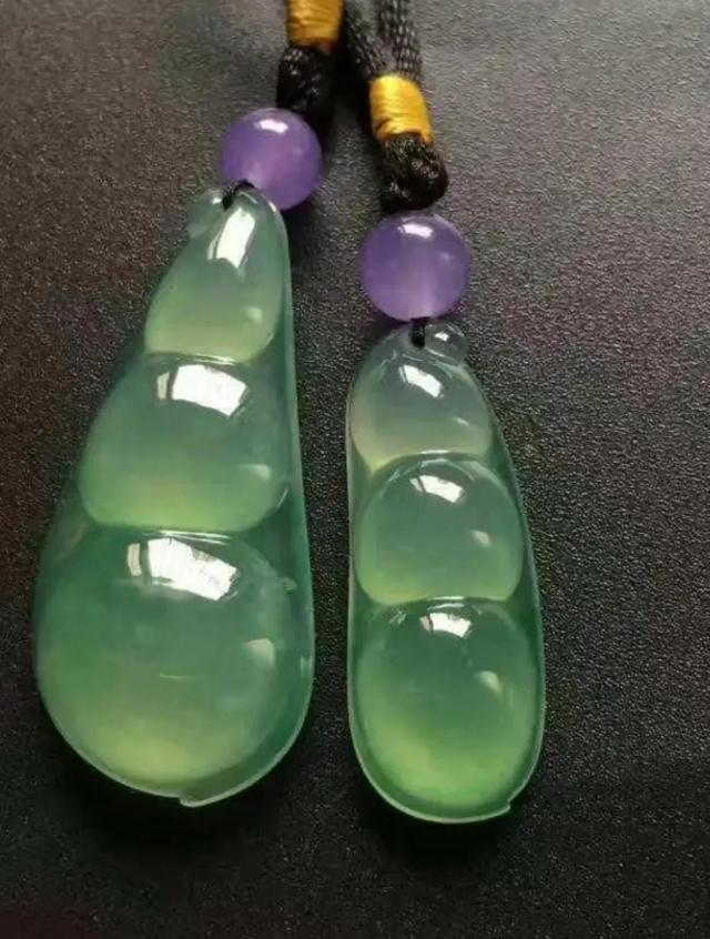 冰晴翡翠手镯好还是飘花手镯好,冰晴翡翠手镯收藏-第5张图片-翡翠网 冰晴翡翠手镯好还是飘花手镯好,冰晴翡翠手镯收藏-第5张图片-翡翠网