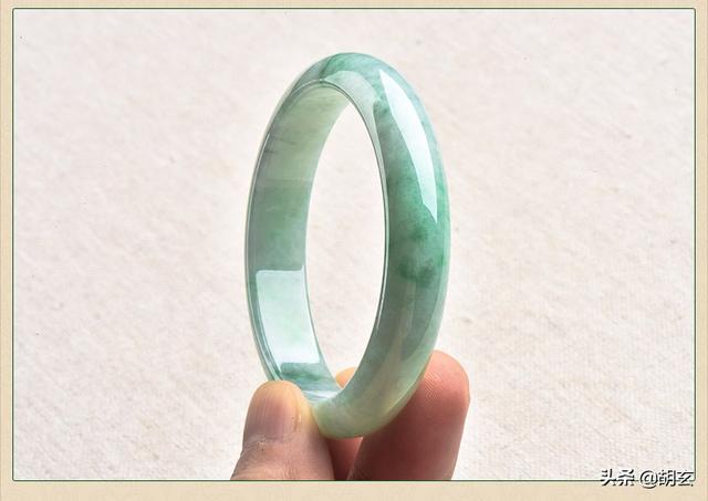 玉镯子a货价格,翡翠玉镯A货的价格-第1张图片-翡翠网 玉镯子a货价格,翡翠玉镯A货的价格-第1张图片-翡翠网