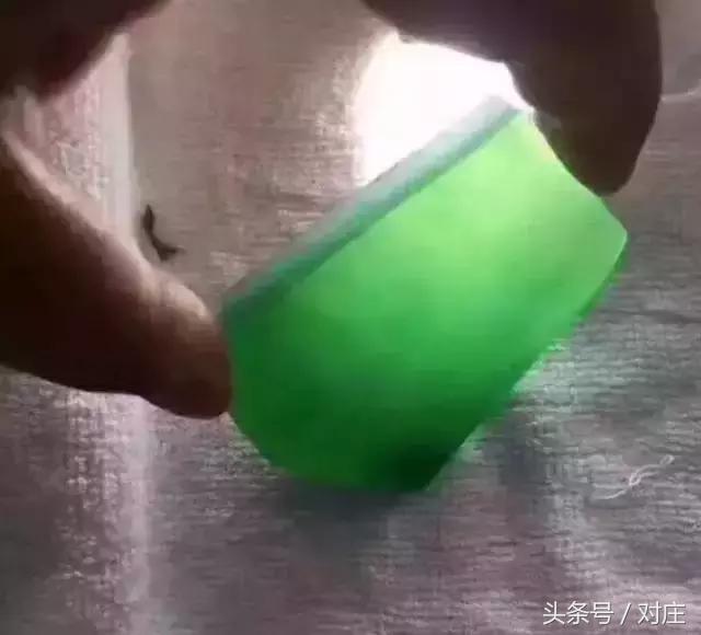 翡翠原石毛料,满绿翡翠原石-第5张图片-翡翠网 翡翠原石毛料,满绿翡翠原石-第5张图片-翡翠网