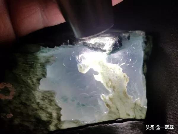 翡翠原石打灯里面是红色翡翠原石打灯有蓝杠-第11张图片-翡翠网 翡翠原石打灯里面是红色翡翠原石打灯有蓝杠-第11张图片-翡翠网