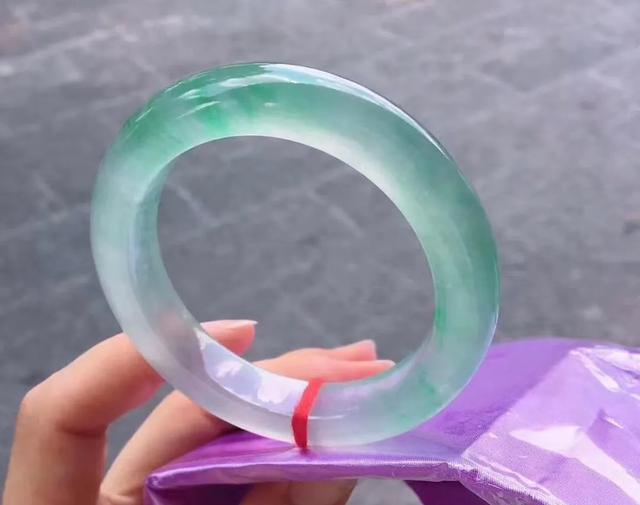 翡翠专业色卡,翡翠的辨别专业知识-第4张图片-翡翠网 翡翠专业色卡,翡翠的辨别专业知识-第4张图片-翡翠网