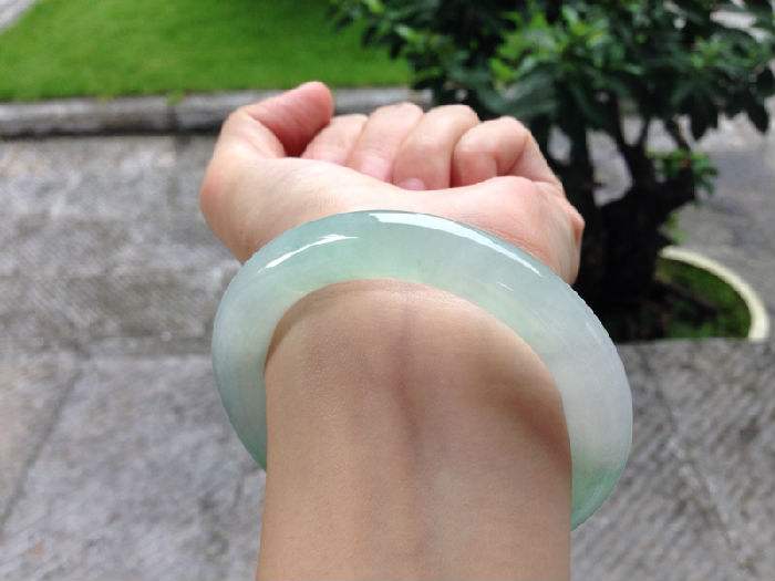 冰翡翠手镯价格冰种紫罗兰翡翠手镯价格-第2张图片-翡翠网 冰翡翠手镯价格冰种紫罗兰翡翠手镯价格-第2张图片-翡翠网