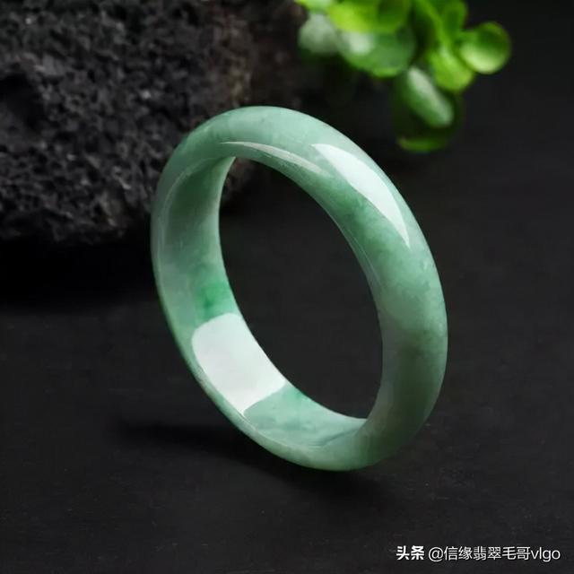 浅绿色翡翠吊坠a货价格豆种绿色翡翠挂件一般多少钱-第1张图片-翡翠网 浅绿色翡翠吊坠a货价格豆种绿色翡翠挂件一般多少钱-第1张图片-翡翠网