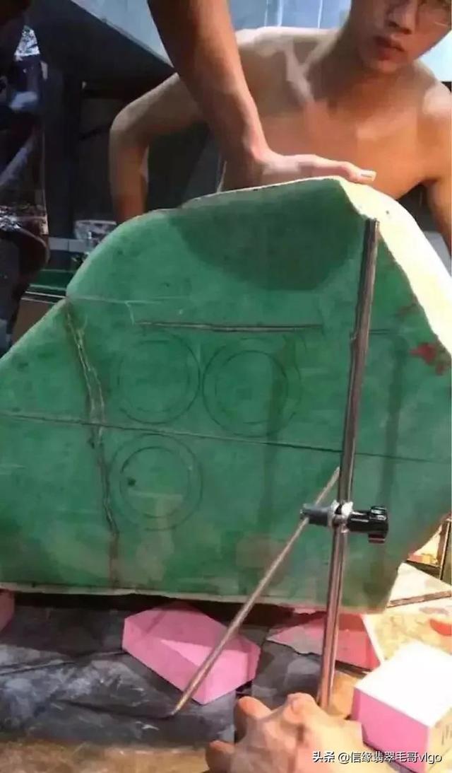 浅绿色翡翠吊坠a货价格豆种绿色翡翠挂件一般多少钱-第4张图片-翡翠网 浅绿色翡翠吊坠a货价格豆种绿色翡翠挂件一般多少钱-第4张图片-翡翠网