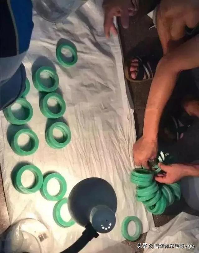 浅绿色翡翠吊坠a货价格豆种绿色翡翠挂件一般多少钱-第10张图片-翡翠网 浅绿色翡翠吊坠a货价格豆种绿色翡翠挂件一般多少钱-第10张图片-翡翠网