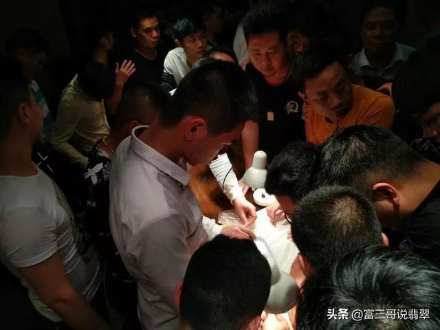 翡翠价格高翡翠怎么鉴定真假-第4张图片-翡翠网 翡翠价格高翡翠怎么鉴定真假-第4张图片-翡翠网