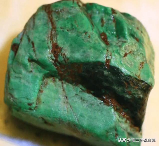 翡翠糯种原石有裂纹,冰糯种翡翠值钱吗-第1张图片-翡翠网 翡翠糯种原石有裂纹,冰糯种翡翠值钱吗-第1张图片-翡翠网