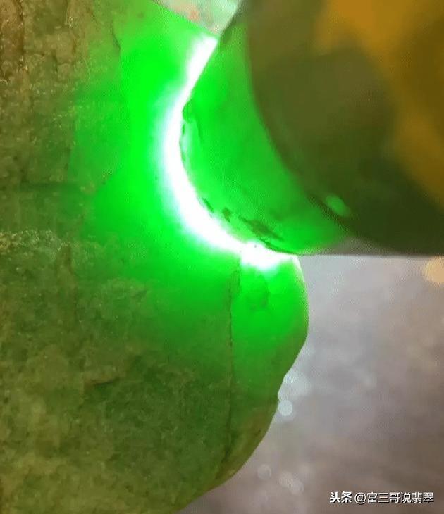 翡翠糯种原石有裂纹,冰糯种翡翠值钱吗-第3张图片-翡翠网 翡翠糯种原石有裂纹,冰糯种翡翠值钱吗-第3张图片-翡翠网