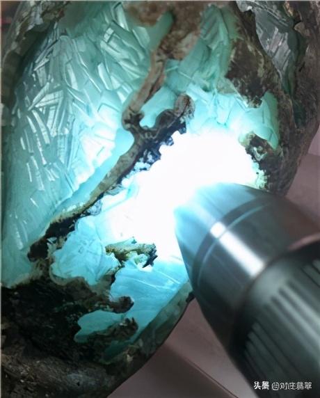 好的翡翠原石,翡翠原石豆种能做什么-第4张图片-翡翠网 好的翡翠原石,翡翠原石豆种能做什么-第4张图片-翡翠网