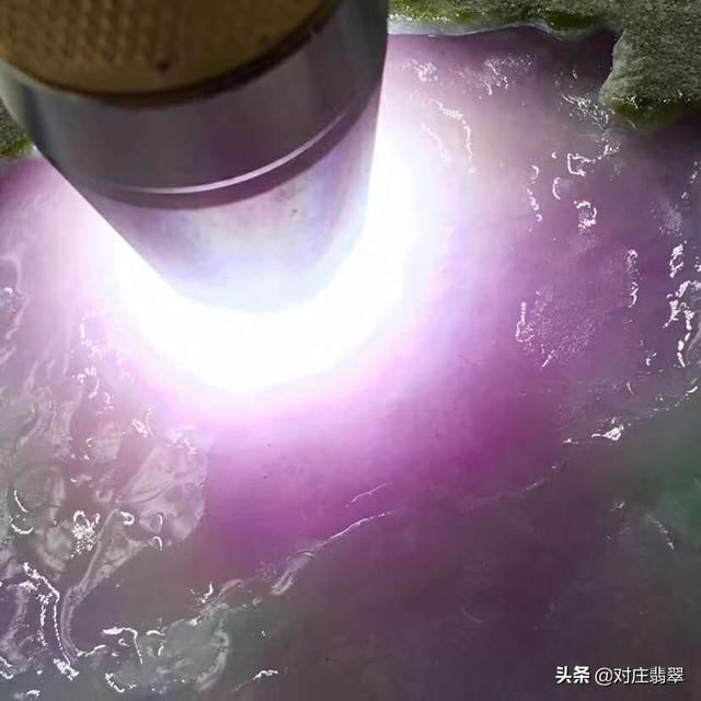 好的翡翠原石,翡翠原石豆种能做什么-第6张图片-翡翠网 好的翡翠原石,翡翠原石豆种能做什么-第6张图片-翡翠网