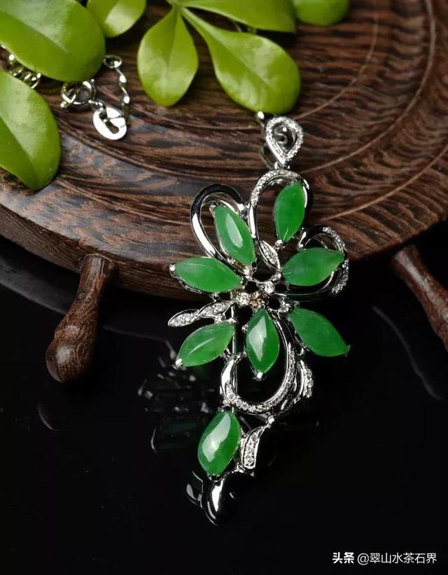 女人佩戴翡翠手镯的好处狗年适合戴翡翠手镯吗-第1张图片-翡翠网 女人佩戴翡翠手镯的好处狗年适合戴翡翠手镯吗-第1张图片-翡翠网